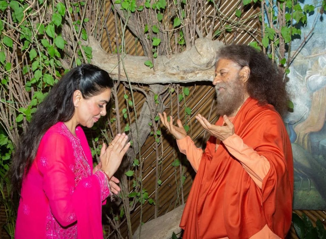 Somya Khurana greeting Pujya Swamiji