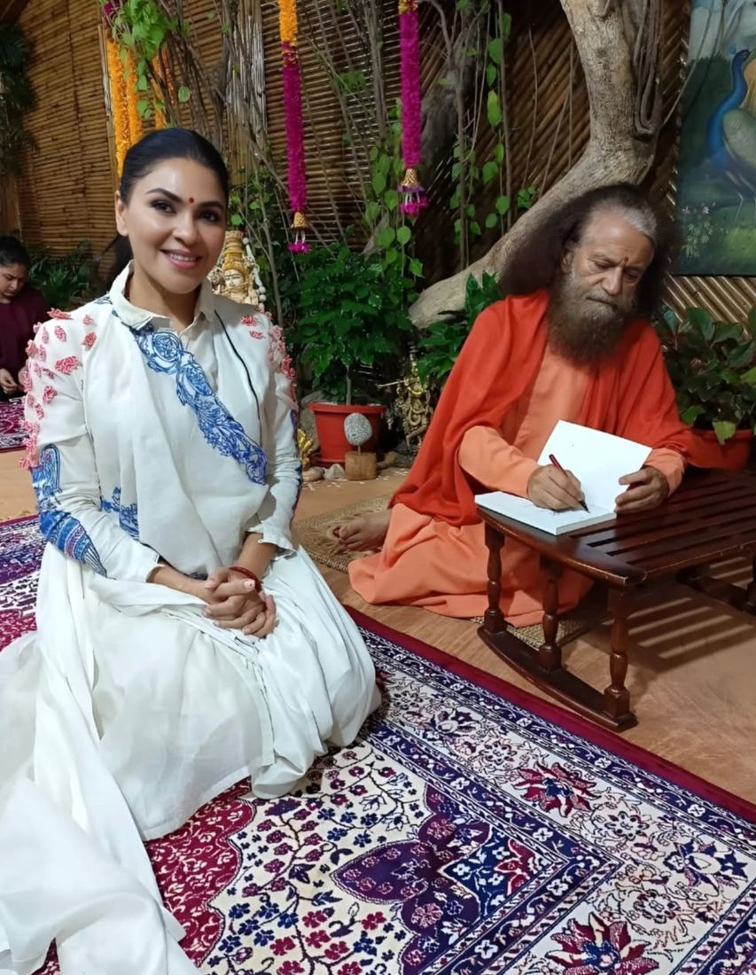 Somya Khurana with Pujya Swami Chidanand Saraswati Ji at Parmarth Niketan